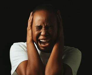 Homem é preso suspeito de perseguir, ofender e ameaçar a ex-namorada